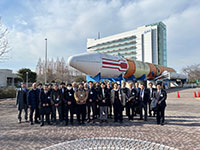 令和7年度見学会：JAXA筑波宇宙センター見学会：参加者集合写真01